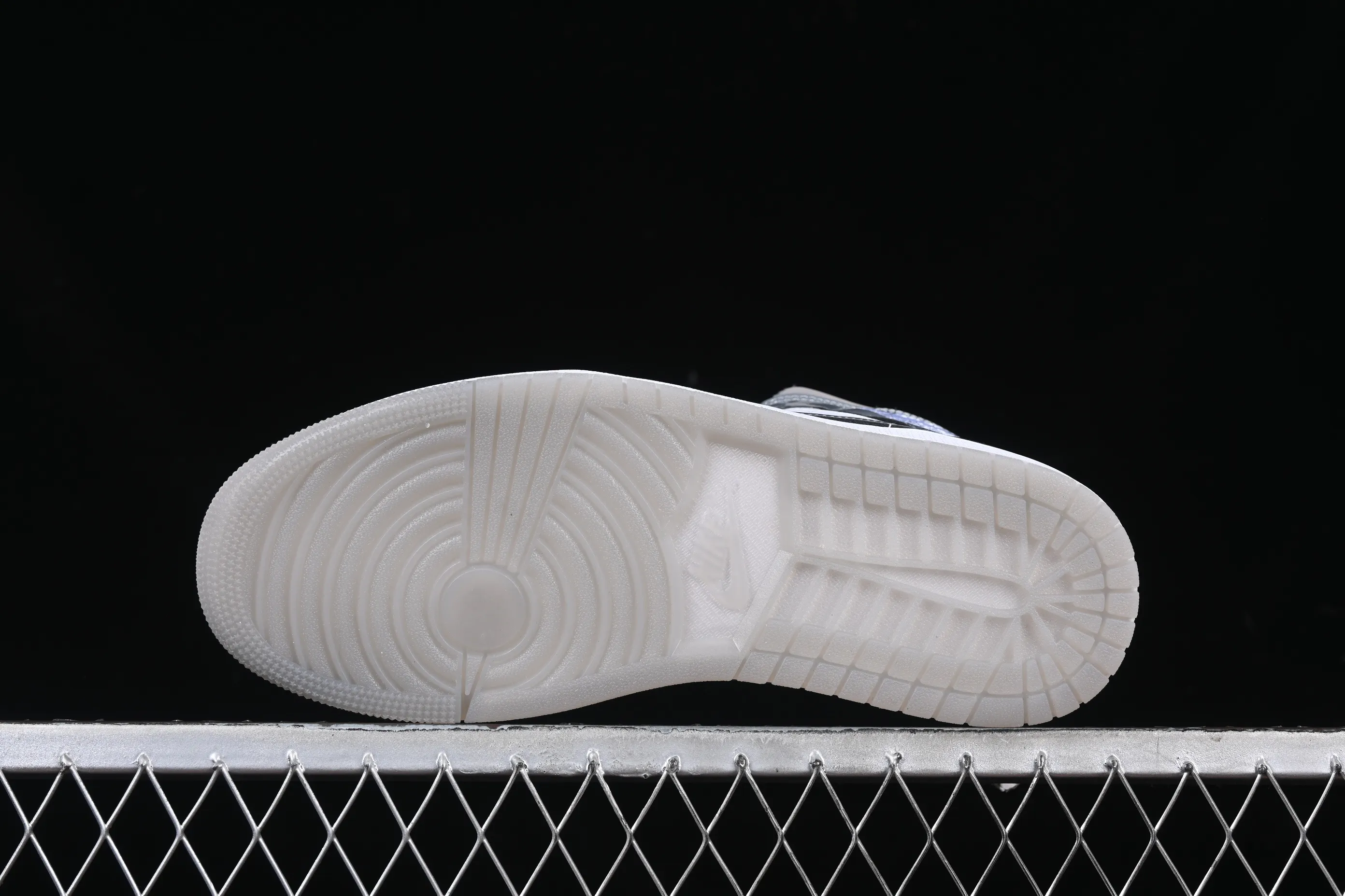 All categories Air Jordan Jordan series basketball shoes Air Jordan 1 Mid Air Jordan 1 Mid AJ1 Joe 1 patent leather white gray Zhongbang basketball shoes HF3216-100